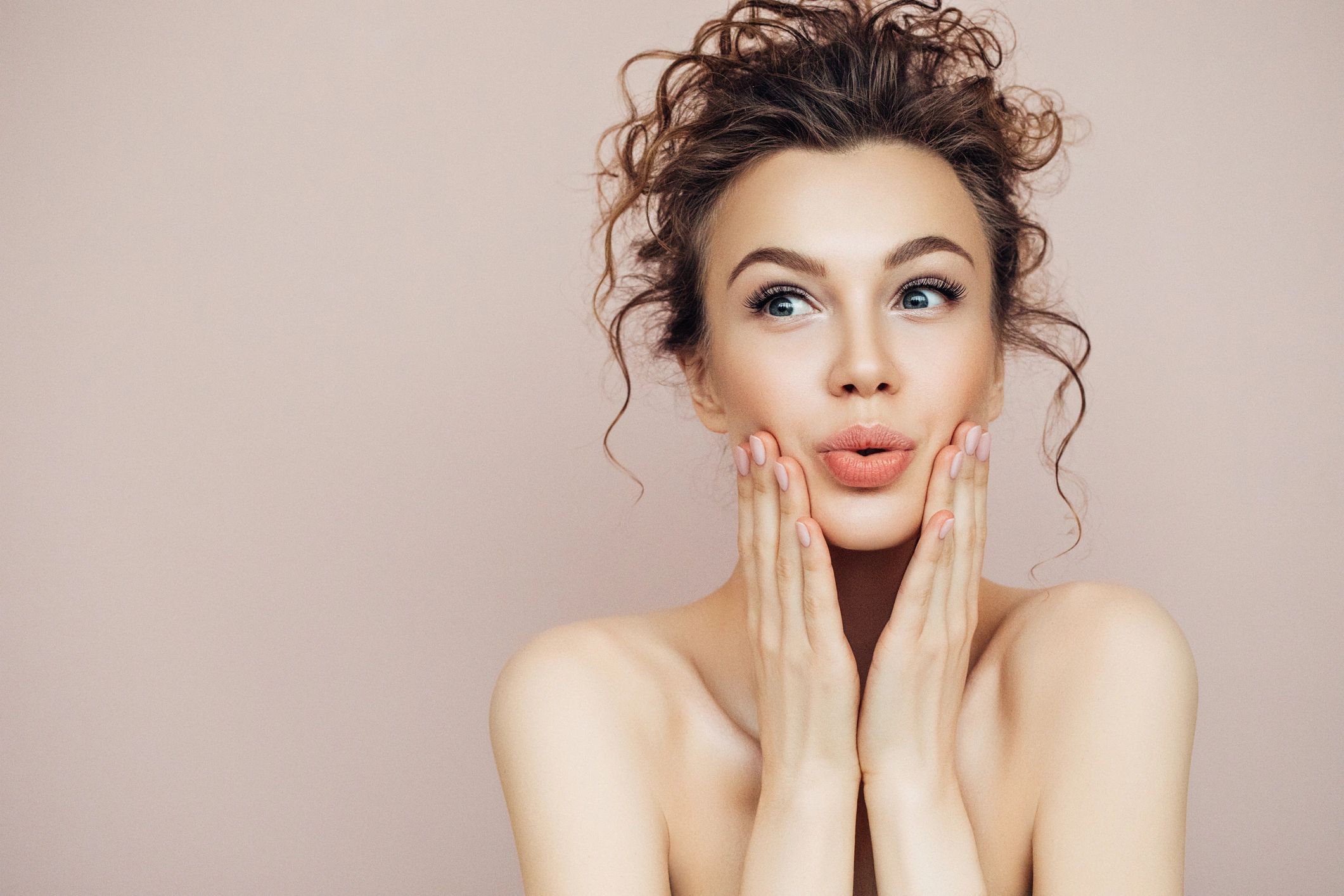 Mujer con sonrisa suave en retrato de belleza