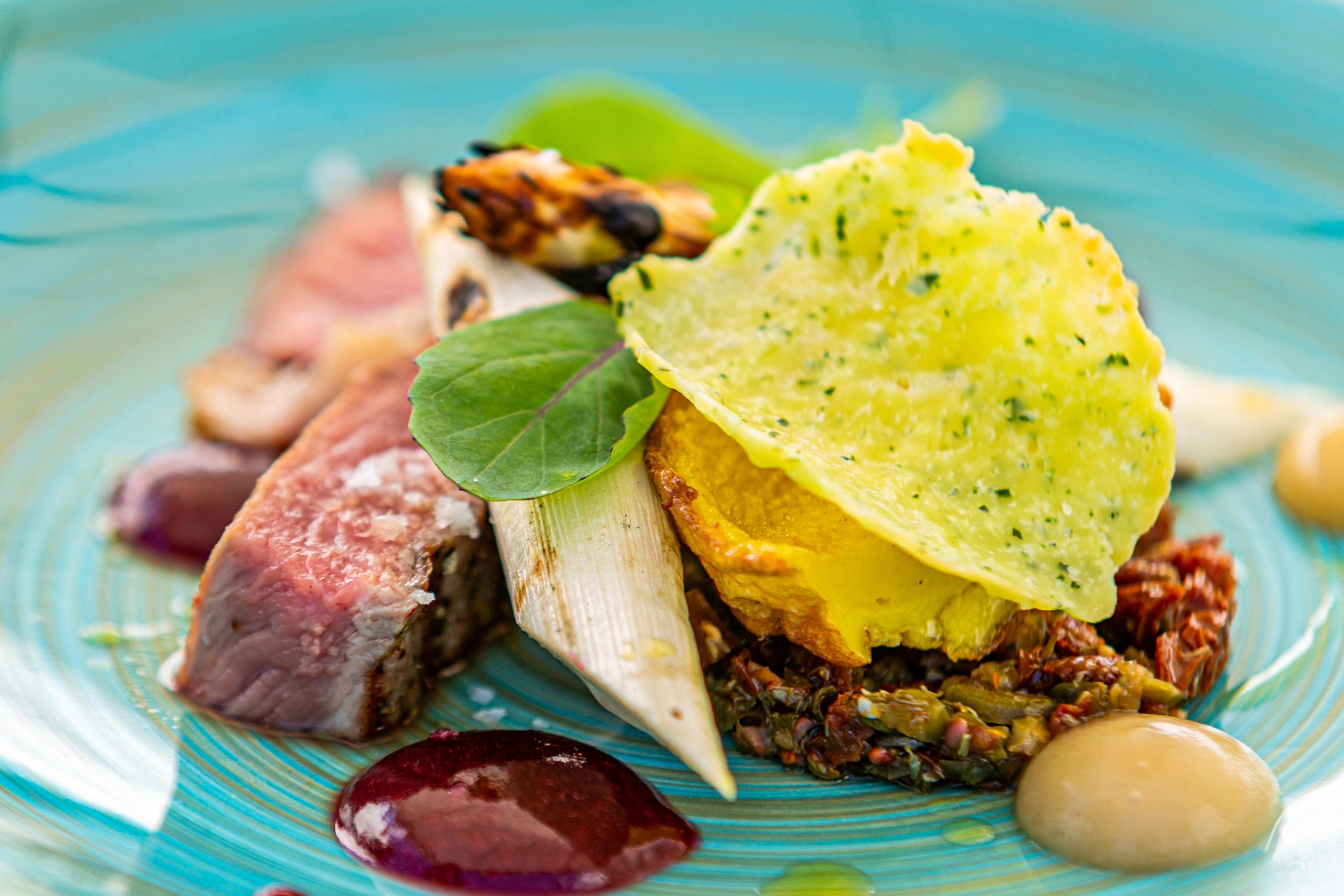 Creación gastronómica de lujo servida en restaurante