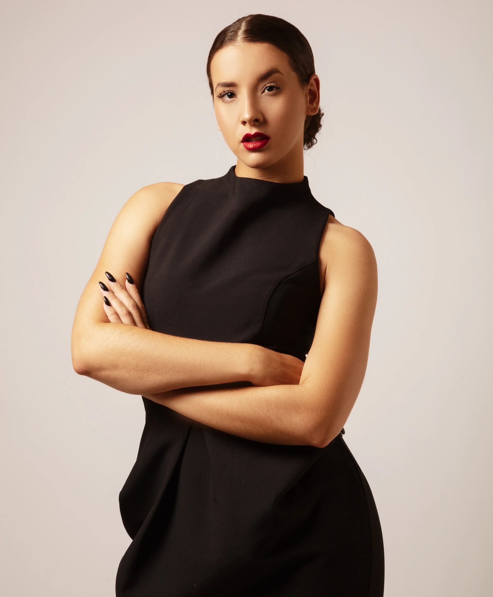 Mujer con vestido negro en sesión editorial