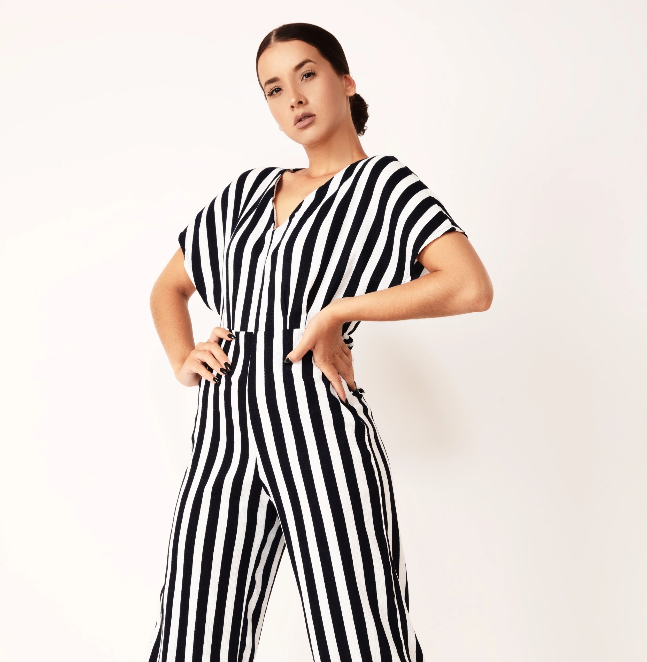Modelo con vestido a rayas en editorial de moda