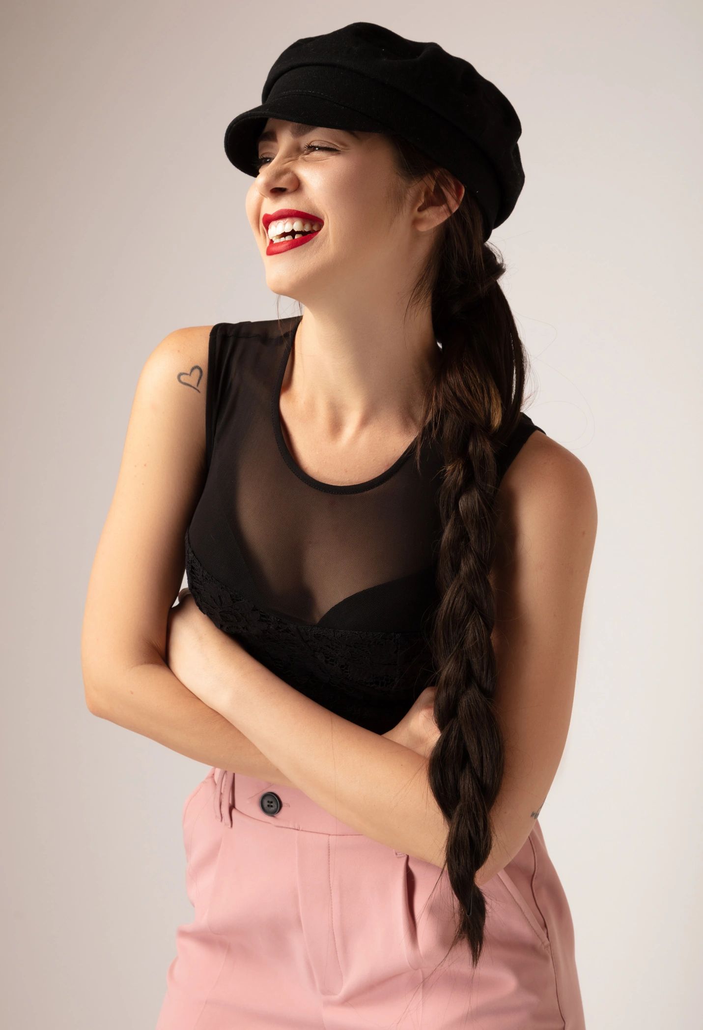 Retrato de moda femenino con estilo elegante