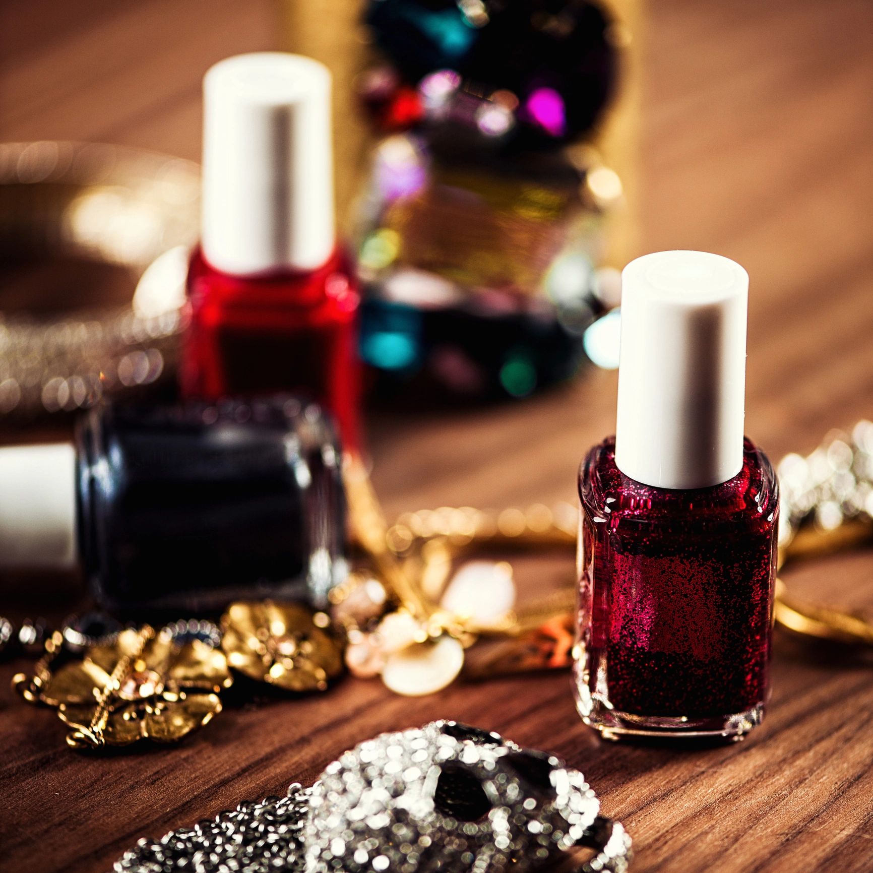 Joyería y esmalte en composición de belleza y moda
