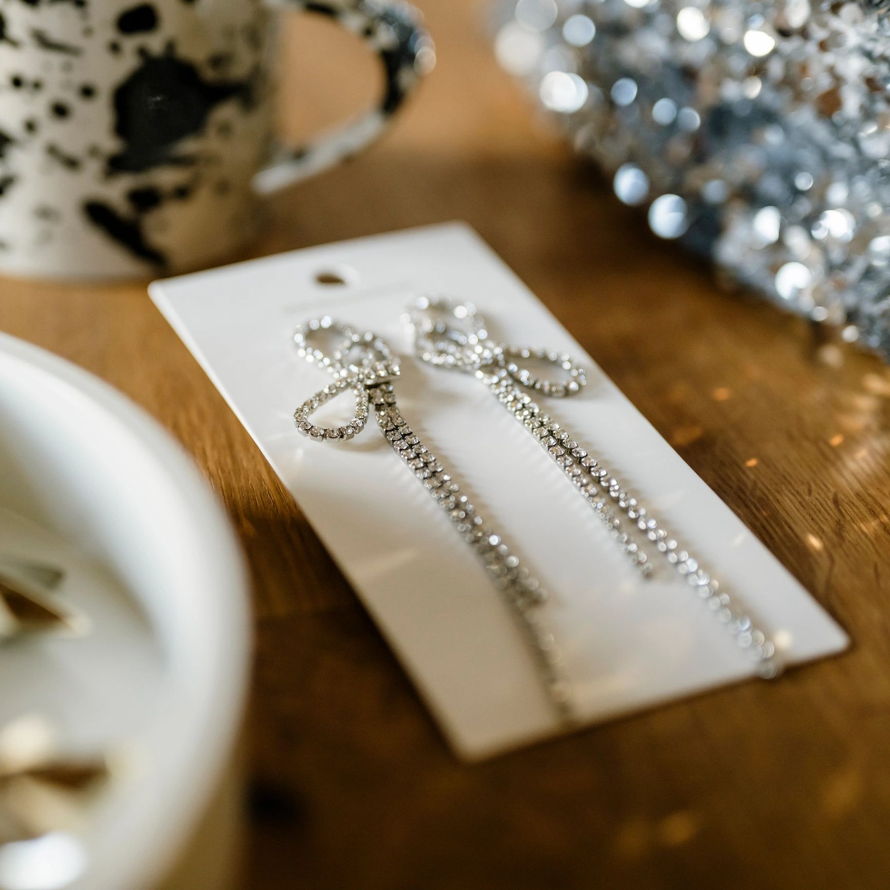 Aretes brillantes de lujo para estilismo editorial