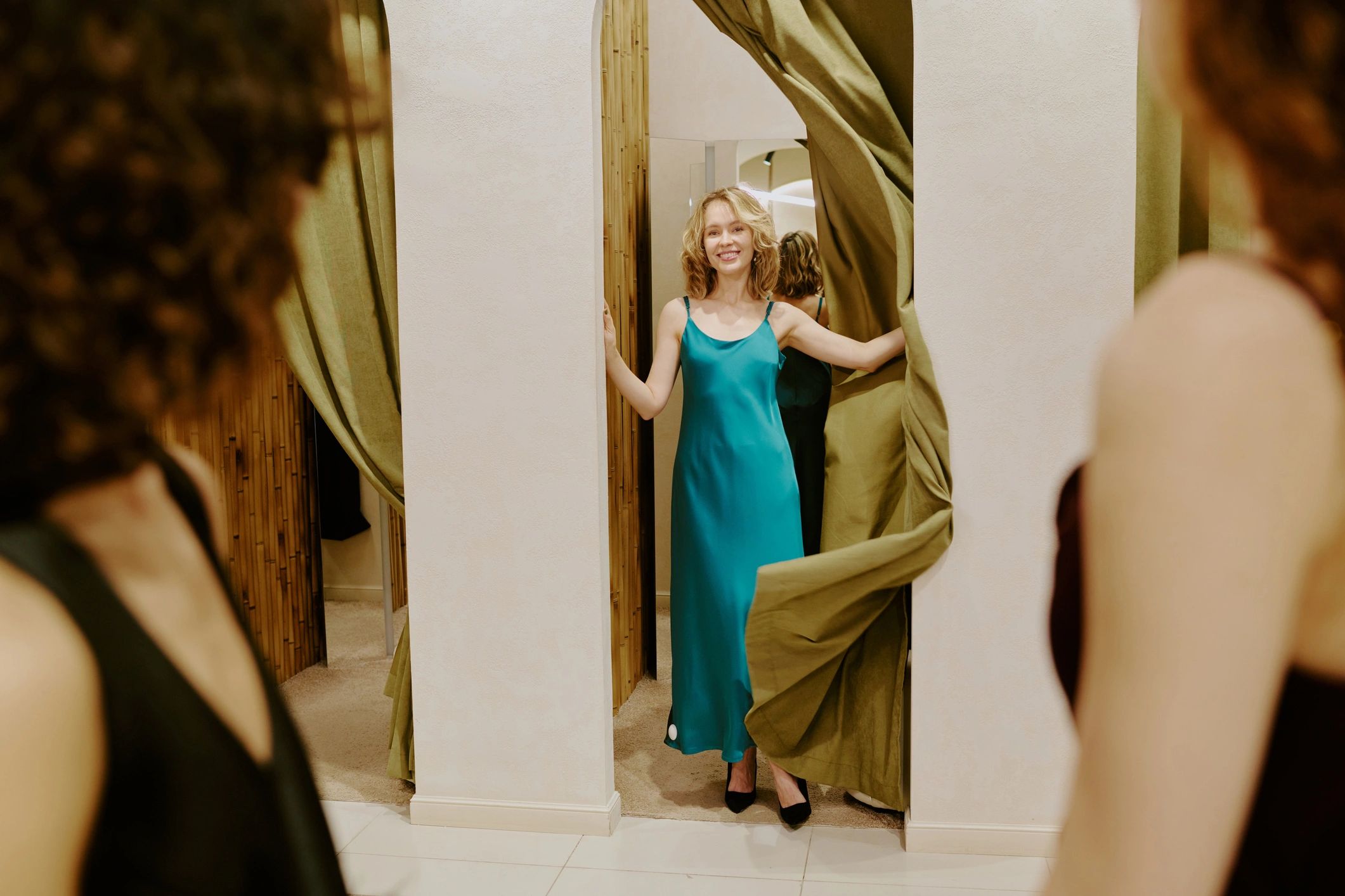 Editorial de moda de lujo en probador con vestido de seda