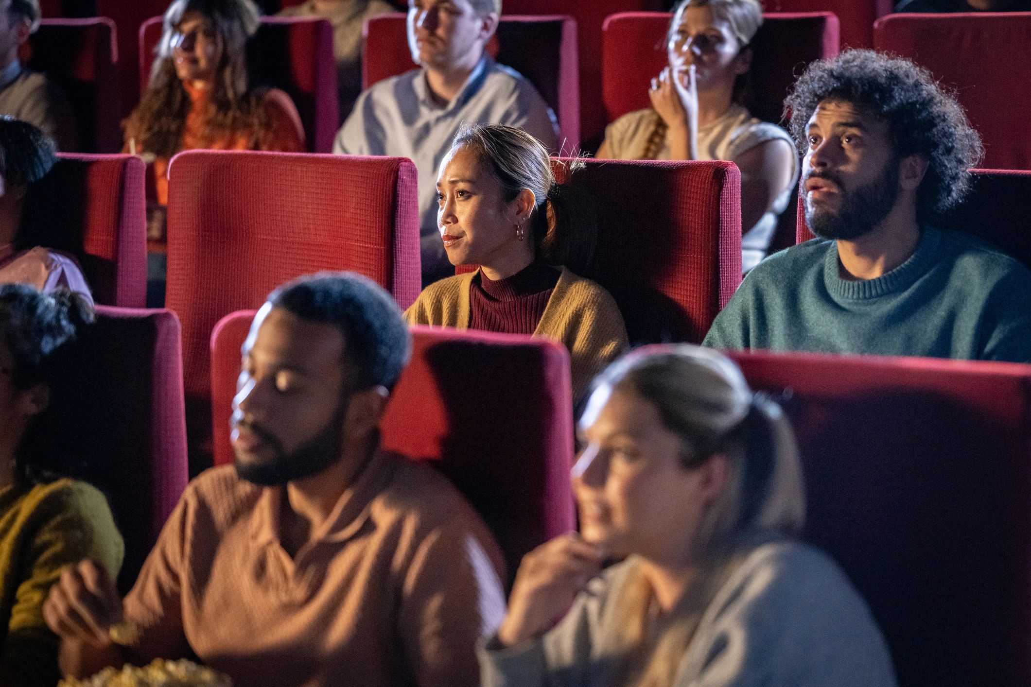 Audiencia disfrutando contenido y experiencias en un entorno premium
