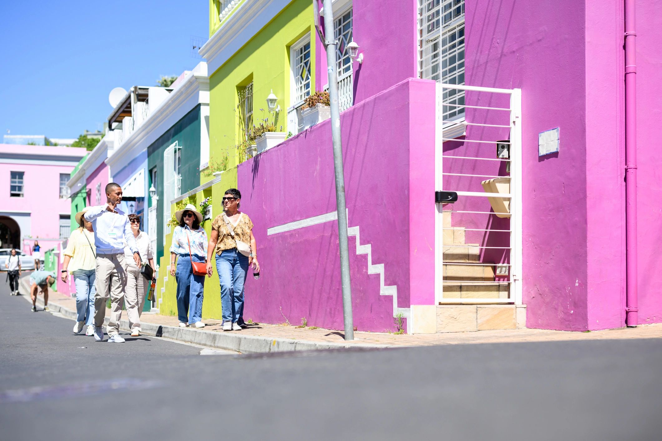 Escena urbana colorida que refleja el carácter cultural caribeño