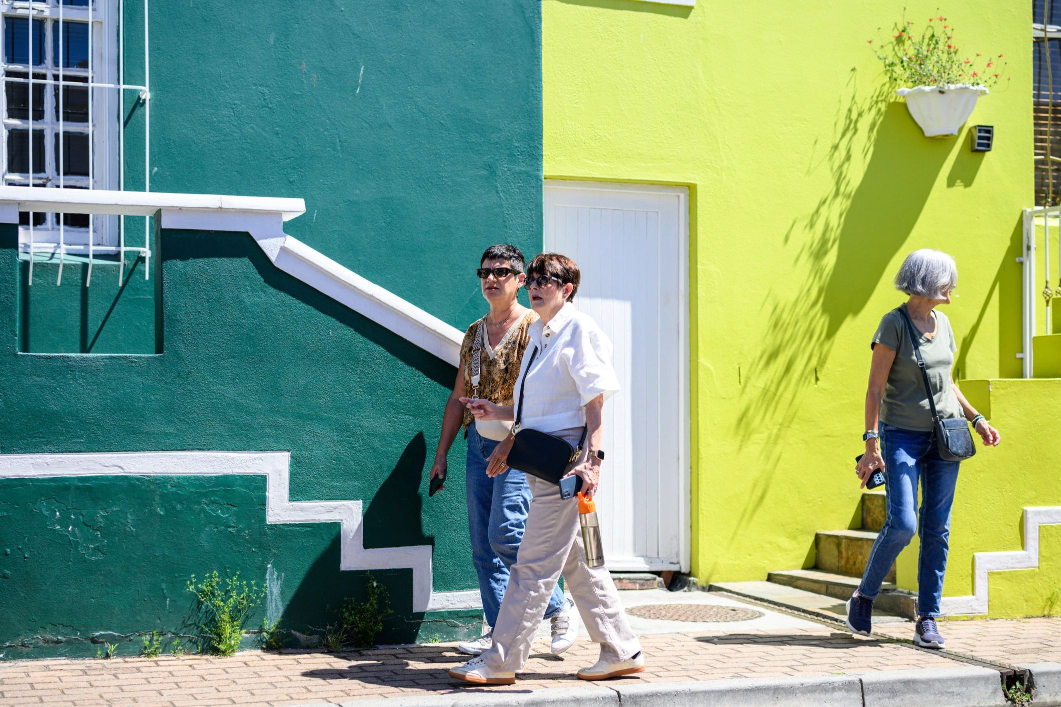 Visitantes recorriendo una zona vibrante con arquitectura colorida