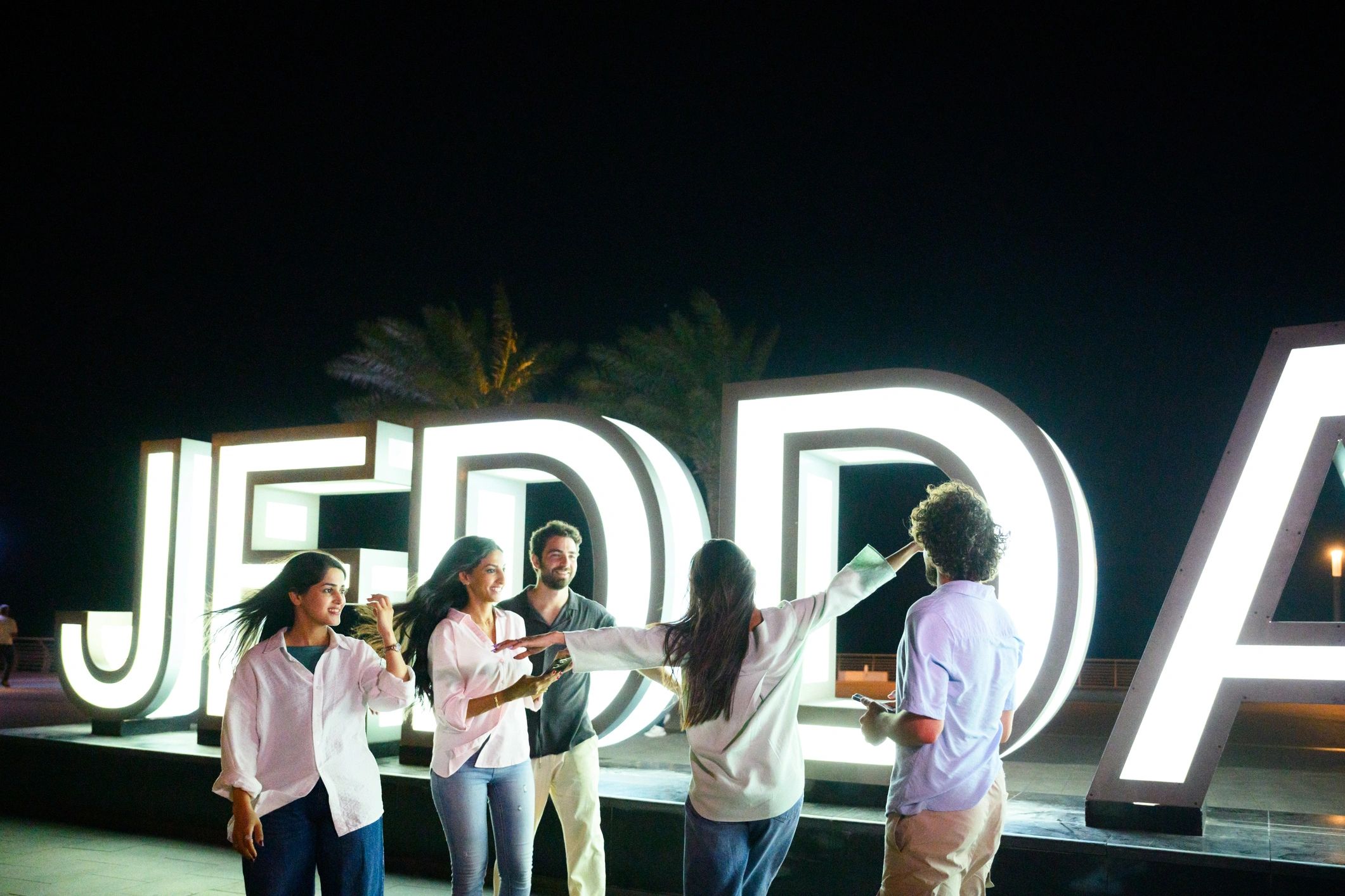 Personas celebrando en un evento nocturno con ambiente vibrante