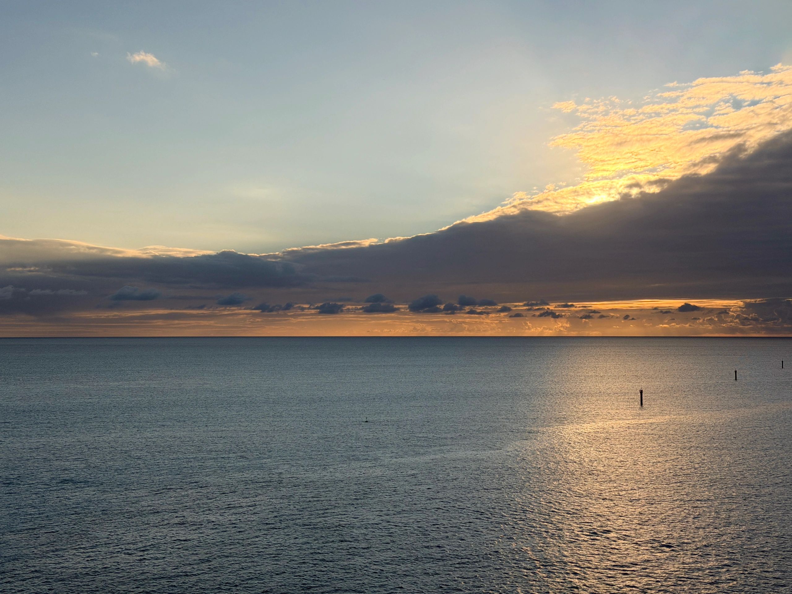 Atardecer dorado sobre el mar Caribe