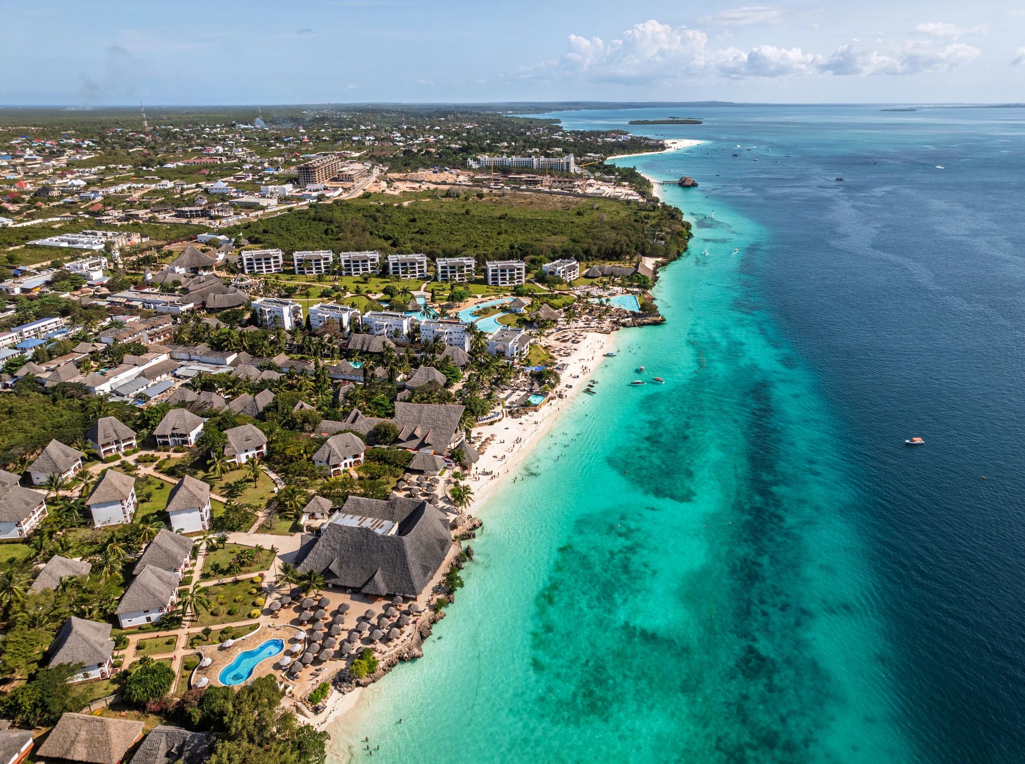Resort tropical visto desde arriba junto al mar