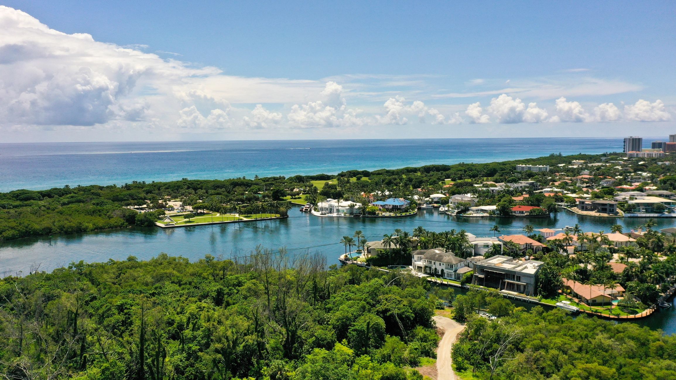 Vista aérea de comunidad y resort de lujo frente al mar en ambiente tropical