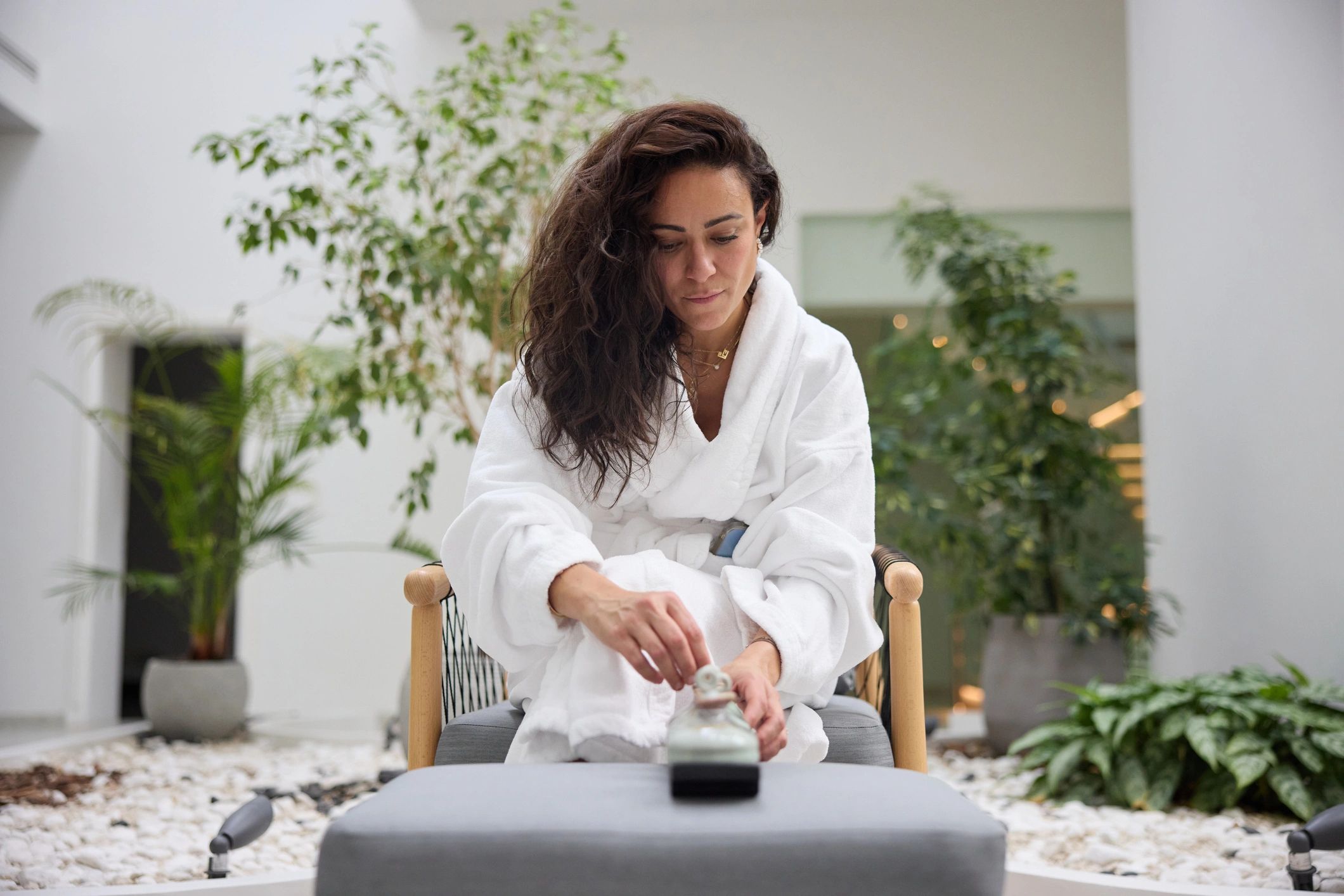 Experiencia de spa y autocuidado en ambiente luminoso
