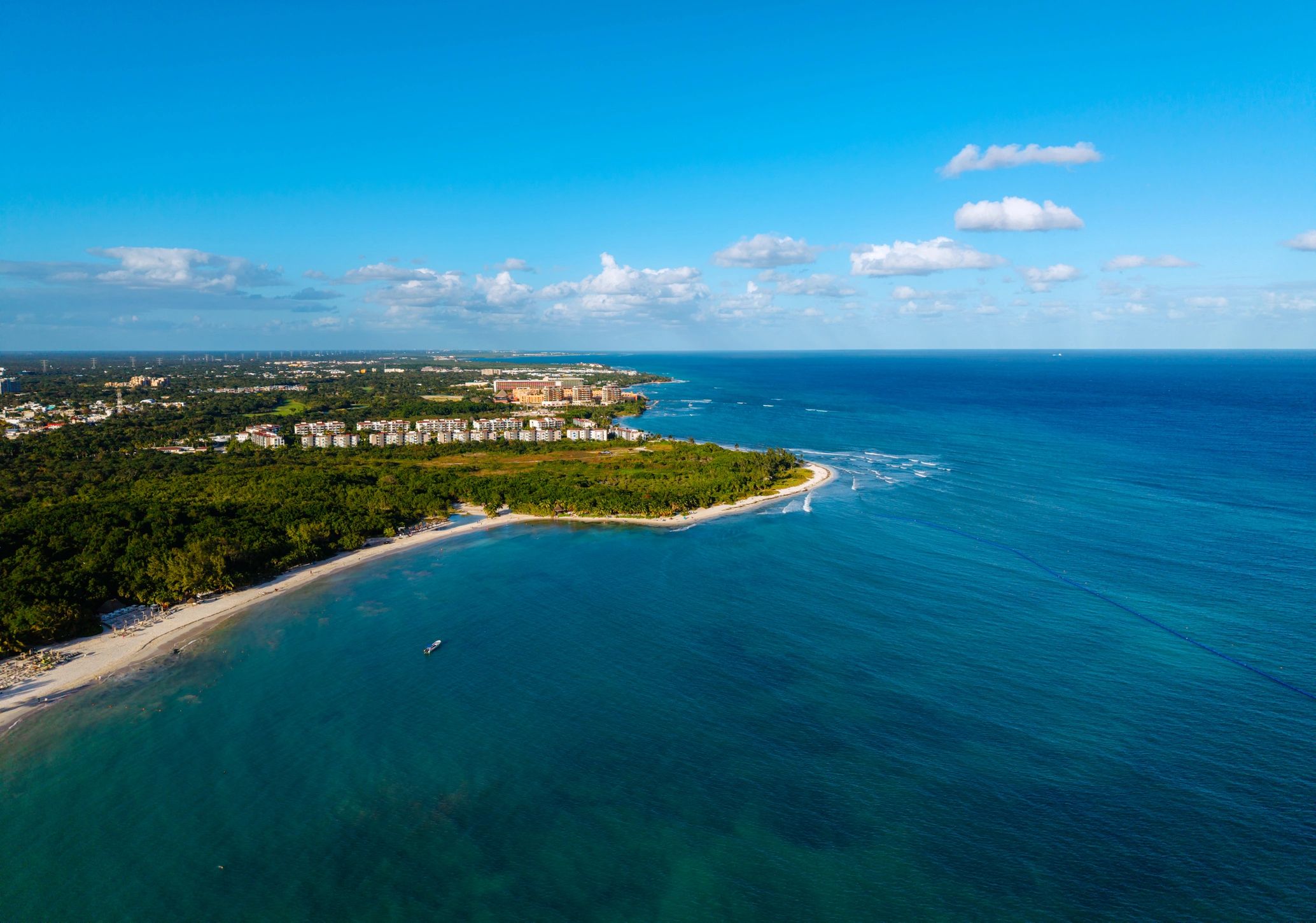 Panorámica aérea de costa caribeña y hoteles